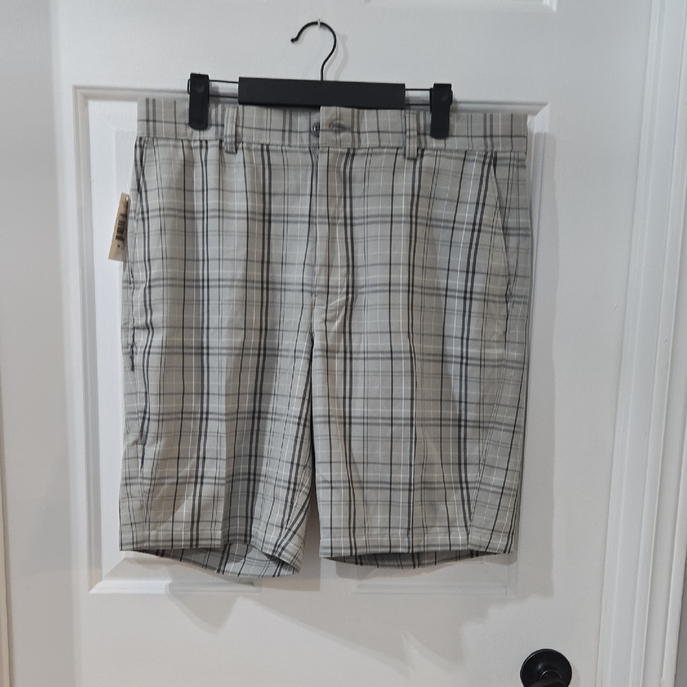 Haggar - Performance COOL 18 Men's Plaid Flat Front Shorts - Gray and Black